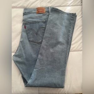 Light blue wash straight Levi’s